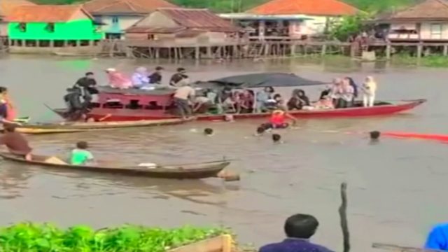 perahu tabrrakan di sungai pedamaran