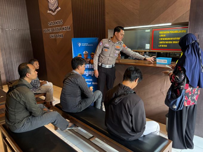 Melalui Program “Polantas Menyapa” Satlantas Polres Kota Blitar Layani sepenuh hati