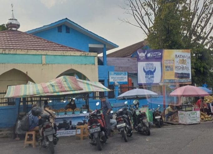 Iklan Minuman Beralkohol Dekat Sekolah dan Musholla, Warga Pertanyakan Ketegasan Satpol PP Palembang