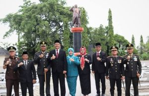 Bupati Pimpin Upacara Hari Pahlawan, Serahkan Tali Asih dan Tabur Bunga di TMP