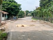 Investigasi CimutNews: Jalan Rusak di Kecamatan Cempaka Tak Kunjung Diperbaiki, Truk Terperosok di Sukabumi OKU Timur
