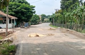 Investigasi CimutNews: Jalan Rusak di Kecamatan Cempaka Tak Kunjung Diperbaiki, Truk Terperosok di Sukabumi OKU Timur