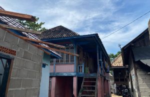 Rumah Warga di Terusan Menang Ludes Terbakar, Diduga Akibat Konsleting Listrik Warga Bergotong Royong Padamkan Api di Tengah Malam