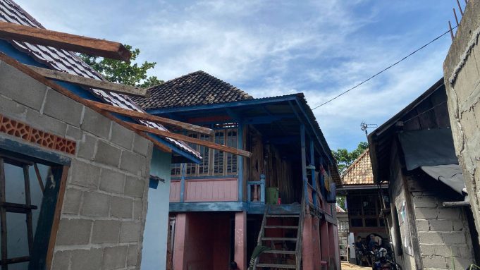 Rumah Warga di Terusan Menang Ludes Terbakar, Diduga Akibat Konsleting Listrik Warga Bergotong Royong Padamkan Api di Tengah Malam