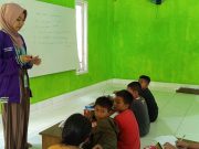 Mahasiswa KKN IAIN Ash-Shiddiqiyah Dorong Literasi Bahasa Inggris di Desa Tanjung Makmur