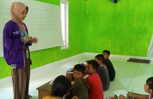 Mahasiswa KKN IAIN Ash-Shiddiqiyah Dorong Literasi Bahasa Inggris di Desa Tanjung Makmur