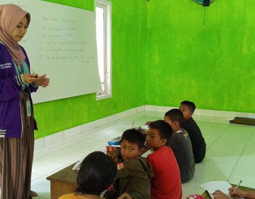 Mahasiswa KKN IAIN Ash-Shiddiqiyah Dorong Literasi Bahasa Inggris di Desa Tanjung Makmur