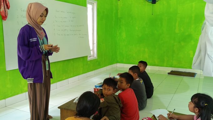 Mahasiswa KKN IAIN Ash-Shiddiqiyah Dorong Literasi Bahasa Inggris di Desa Tanjung Makmur