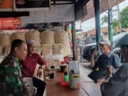Babinsa Talang Semut Gelar Komsos dengan Pedagang Pempek, Perkuat Keamanan dan Keharmonisan Wilayah