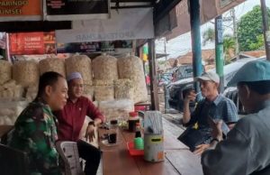 Babinsa Talang Semut Gelar Komsos dengan Pedagang Pempek, Perkuat Keamanan dan Keharmonisan Wilayah