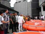 Pemdaprov Jabar Terima Bantuan Perahu Karet dari Kodam III Siliwangi untuk Penanganan Banjir