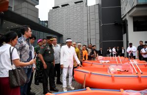 Pemdaprov Jabar Terima Bantuan Perahu Karet dari Kodam III Siliwangi untuk Penanganan Banjir