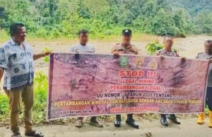 PETI Batang Natal Terang-terangan, Spanduk Diduga Senjata Tipu Aparat