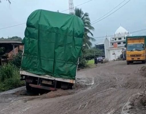 Investigasi CimutNews: Jalan Rusak Beruge Ternyata Sudah Lama Dikeluhkan, Perbaikan Diduga Hanya Tambal Sulam