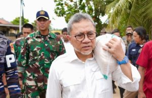 Aksi Zulhas Pikul Beras untuk Korban Bencana di Sumbar Viral, PAN Tegaskan Bukan Pencitraan