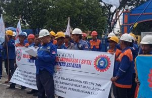 Ratusan Pekerja TKBM Palembang Gelar Aksi Damai Tuntut Perlindungan dan Kepastian Kerja