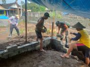 Babinsa Ngadirejo dan Warga Gotong Royong Rehab Rumah Warga: Wujud Kepedulian TNI untuk Kesejahteraan Masyarakat Blitar