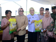 Eva Susanti Pantau Operasi Pasar Murah di Banyuasin, Pastikan Bahan Pokok Tepat Sasaran dan Harga Terjangkau