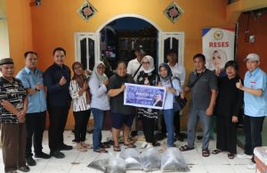 Hj Eva Susanti Serahkan Bantuan Bibit Ikan untuk Kelompok Pembesaran Ikan Kalidoni, Dorong Kemandirian Ekonomi Masyarakat Pesisir