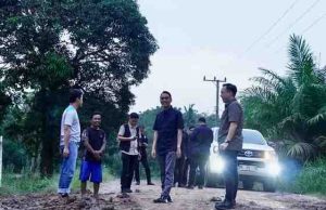 Bupati OKI Tinjau Jalan Rusak Cengal–Sungai Menang, Minta Akses Perusahaan Dibuka Sementara