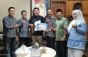 Gubernur Herman Deru Terima Gelar Adat Mak Raje Bumi Kebon Undang dari Tokoh Adat Tanah Abang