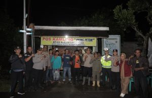 Tingkatkan Keamanan Lingkungan, Kapolres Blitar Salurkan Sarana Kontak HT untuk Poskamling