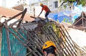 Dampak Gempa 6,4 SR Pacitan, Robohkan Rumah Tua Di Kota Blitar