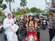 Polisi Kota Blitar Edukasi Pengguna Jalan dengan Cara Unik, Datangkan Pocong hingga Bagi Sayur