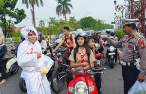 Polisi Kota Blitar Edukasi Pengguna Jalan dengan Cara Unik, Datangkan Pocong hingga Bagi Sayur