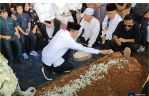 Pemakaman Alex Noerdin di Palembang Dihadiri Ratusan Pelayat, Wali Kota Ratu Dewa Beri Penghormatan Terakhir