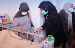 Ketua TP PKK Palembang Jenguk Kader Sakit di RSMH, Wujud Solidaritas dan Kepedulian Nyata