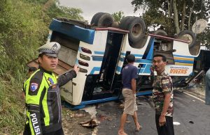 Kecelakaan Bus OKU Selatan: Microbus Terguling di Tanjakan Danau Ranau, 28 Penumpang Luka