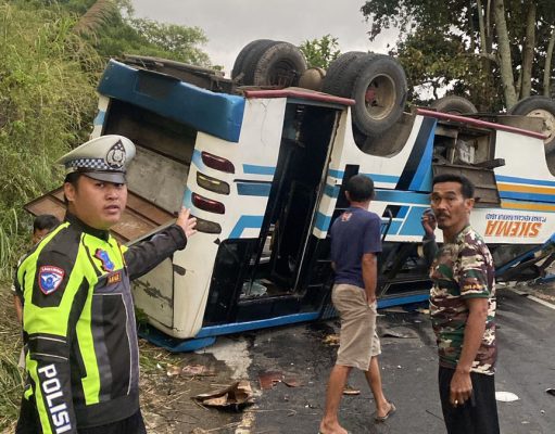 Kecelakaan Bus OKU Selatan: Microbus Terguling di Tanjakan Danau Ranau, 28 Penumpang Luka