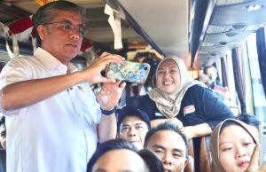 Menaker Yassierli Lepas 649 Pemudik Warmindo di Bekasi, Tegaskan Mudik Bersama Bentuk Kepedulian Perusahaan