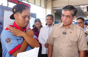 Menaker Yassierli Tinjau Posko K3 Mudik Aman di Terminal Pulo Gebang, Pastikan Pengemudi Bus Fit dan Siap Bertugas