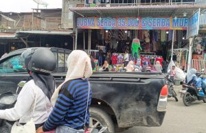 Jelang Idulfitri, Pasar Simpang Balik Bener Meriah Ramai Pembeli, Pakaian Rp35 Ribu Diserbu Warga