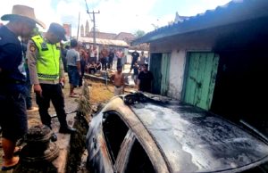 Mobil Pemudik Terbakar di OKU Timur, Sopir Diduga Mengantuk hingga Terjun ke Parit