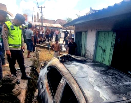 Mobil Pemudik Terbakar di OKU Timur, Sopir Diduga Mengantuk hingga Terjun ke Parit