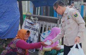 Senator DPD RI Eva Susanti Bagikan Takjil Ramadan di Palembang, Wujud Kepedulian kepada Masyarakat