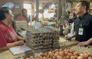 Harga Telur dan Daging Ayam di Karawang Stabil Jelang Idulfitri 2026, Pasokan Melimpah