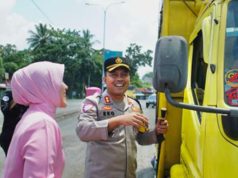 Polres OKI Bagikan Takjil di Exit Tol Kayuagung, Wujud Kepedulian Ramadan dan HUT Bhayangkari ke-46