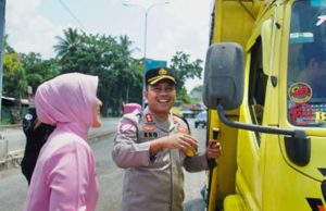 Polres OKI Bagikan Takjil di Exit Tol Kayuagung, Wujud Kepedulian Ramadan dan HUT Bhayangkari ke-46