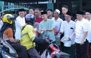 📰 Wali Kota Palembang Ratu Dewa Bagikan Takjil Ramadan di Tangga Takat, Ratusan Warga Antusias