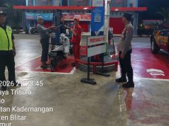 Anggota Polres Blitar dan Jajaranya Laksanakan Patroli di SPBU Wilayah Blitar, Pastikan Tidak Ada Kelangkaan BBM