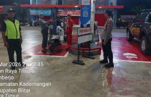 Anggota Polres Blitar dan Jajaranya Laksanakan Patroli di SPBU Wilayah Blitar, Pastikan Tidak Ada Kelangkaan BBM