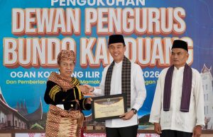 Gelar Adat Minangkabau Disematkan ke Bupati OKI, Perkuat Harmoni Sosial dan Budaya