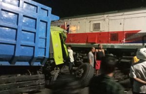KA Dhoho Tabrak Dump Truck di Perlintasan Imam Bonjol Blitar, Mesin Mogok di Tengah Rel