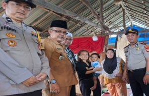 Rumah Roboh Banyuasin Akibat Hujan dan Angin, Polisi dan Pemda Salurkan Bantuan