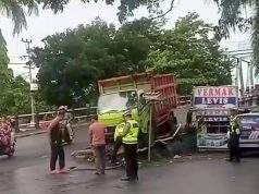 Kecelakaan Truk OKI Tabrak Pembatas Jembatan Sungai Komering, Sopir Diduga Lelah