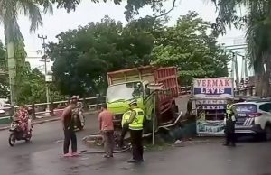 Kecelakaan Truk OKI Tabrak Pembatas Jembatan Sungai Komering, Sopir Diduga Lelah
